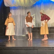 Y6 perform “The Prince and the Pauper” 